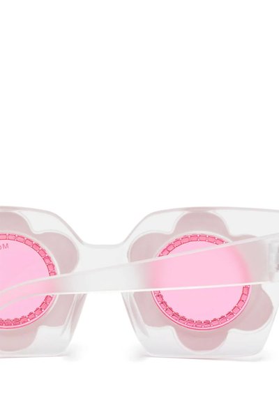 Occhiali da sole in plastica trasparente con lenti rosa, decorati con un design a fiore scallopato e dettagli di perline attorno alle lenti.