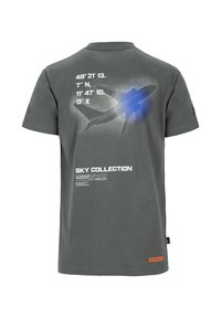 Grijze katoenen T-shirt met korte mouwen. De achterkant heeft een blauw-witte grafische tekst, coördinaten en designelementen. Ronde hals.