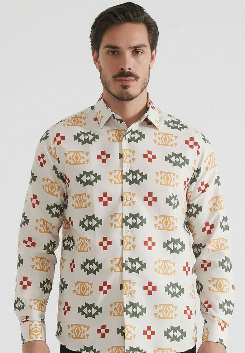 Chemise à manches longues en tissu blanc ornée d'un motif géométrique avec des formes rouges, vertes et jaunes. Col classique.