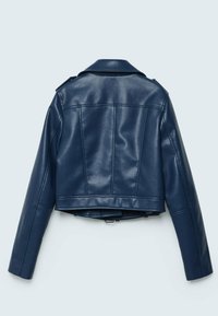 Veste cropped en simili cuir bleu marine avec un col cranté, des manches longues et des détails au dos, y compris des coutures et une boucle à la taille.