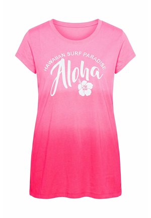 Różowa ombre koszulka z krótkim rękawem z białym napisem "Hawaiian Surf Paradise Aloha" oraz białą grafiką kwiatu hibiskusa na przodzie.