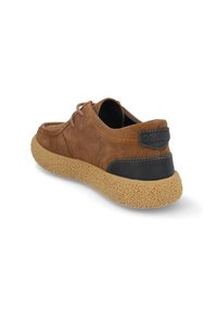 Zapato de gamuza marrón con cordones, suela de goma texturizada, acentos de cuero negro y punta redondeada. Diseño suave y casual adecuado para varias ocasiones.