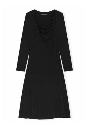 Robe noire à manches longues avec un décolleté drapé en forme arrondie et une silhouette trapèze, posée à plat sur un fond blanc.