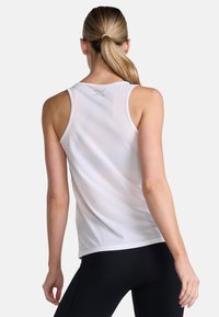 2XU AERO SINGLET - Linne - white silver reflective