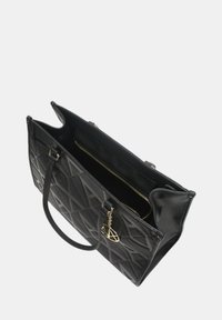 Borsa a tote nera con texture e motivo geometrico, tasca con zip interna, doppio manico e accessori in metallo dorato. Design con apertura superiore.
