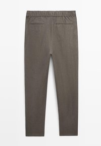 Pantalon marron coupe slim avec taille élastique et deux poches fendues à l'arrière, présenté à plat sur un fond blanc.