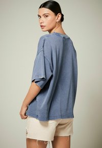 Next RELAXED FIT CREW NECK - Trükipildiga T-särk - charcoal grey