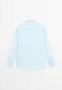 Camicia azzurra a maniche lunghe realizzata in tessuto morbido, con colletto, polsini con bottoni e orlo curvato. Design semplice, senza fantasie.