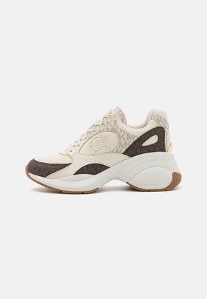 Tyk beige og brun sneaker med logomønster, snørebånd foran, tyk hvid sål og lysebrun gummiydersål.