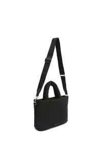 Borsa nera imbottita con doppi manici e una tracolla regolabile rimovibile. Presenta una texture liscia e un sottile dettaglio con logo sulla parte frontale.