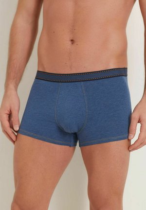 Blauwe katoenen boxershorts met een aansluitend ontwerp, voorzien van een zwarte tailleband met oranje stiksels en een contourede voorkant.