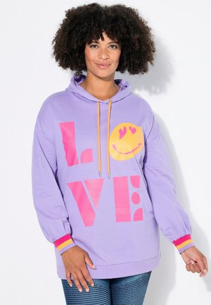 Felpa con cappuccio lavanda con la scritta "LOVE" in lettere rosa, un grafichetto di una faccina sorridente, cordini gialli e polsini a righe multicolori. Morbido, con una vestibilità rilassata.