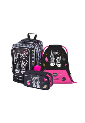 Drei Schulranzen: ein schwarzer Rollrucksack mit grafischen Turnschuhen, ein schwarzer Beutel mit rosa Akzenten und ein Federmäppchen mit Grafiken.