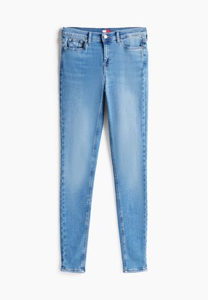 Světle modré úzké džíny s předním knoflíkem, zipem, poutky na opasek a pěti kapsami, rozložené na bílém pozadí.