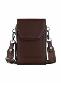 Bolso cruzado de cuero marrón con tapa frontal y cierre de cremallera. Presenta un logotipo grabado, correa ajustable y detalles en hardware plateado.