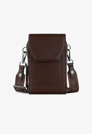 Bruine leren crossbody tas met een voorflap en ritsluiting. Bevat logo-embossing, een verstelbare schouderriem en accenten van zilver hardware.