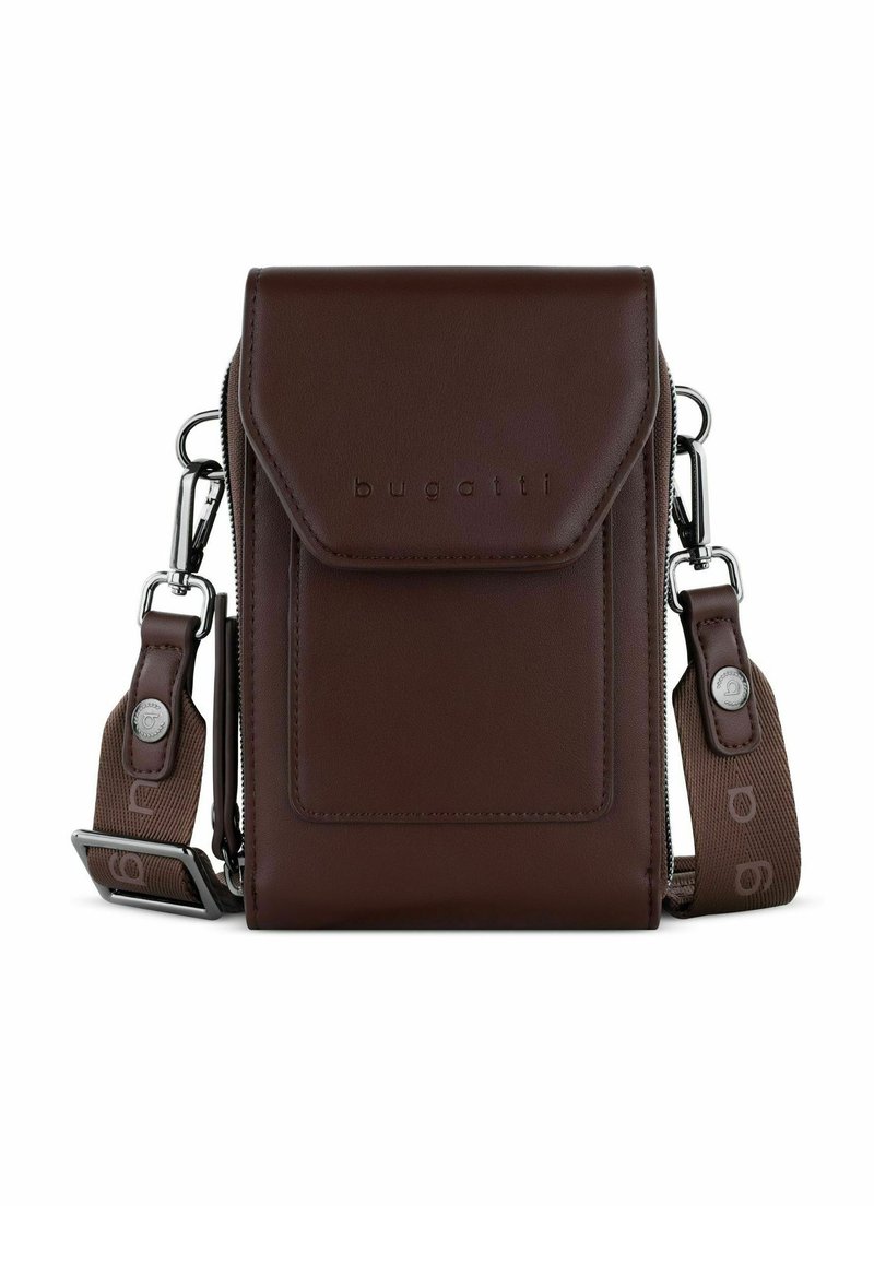 Bolso cruzado de cuero marrón con tapa frontal y cierre de cremallera. Presenta un logotipo grabado, correa ajustable y detalles en hardware plateado.