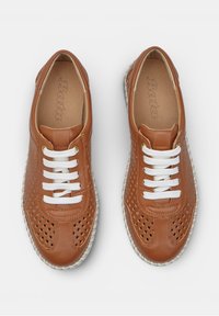 Zapatillas de cuero marrón con cordones blancos, con lados y parte superior perforados para ventilación, vistas desde arriba sobre un fondo blanco.