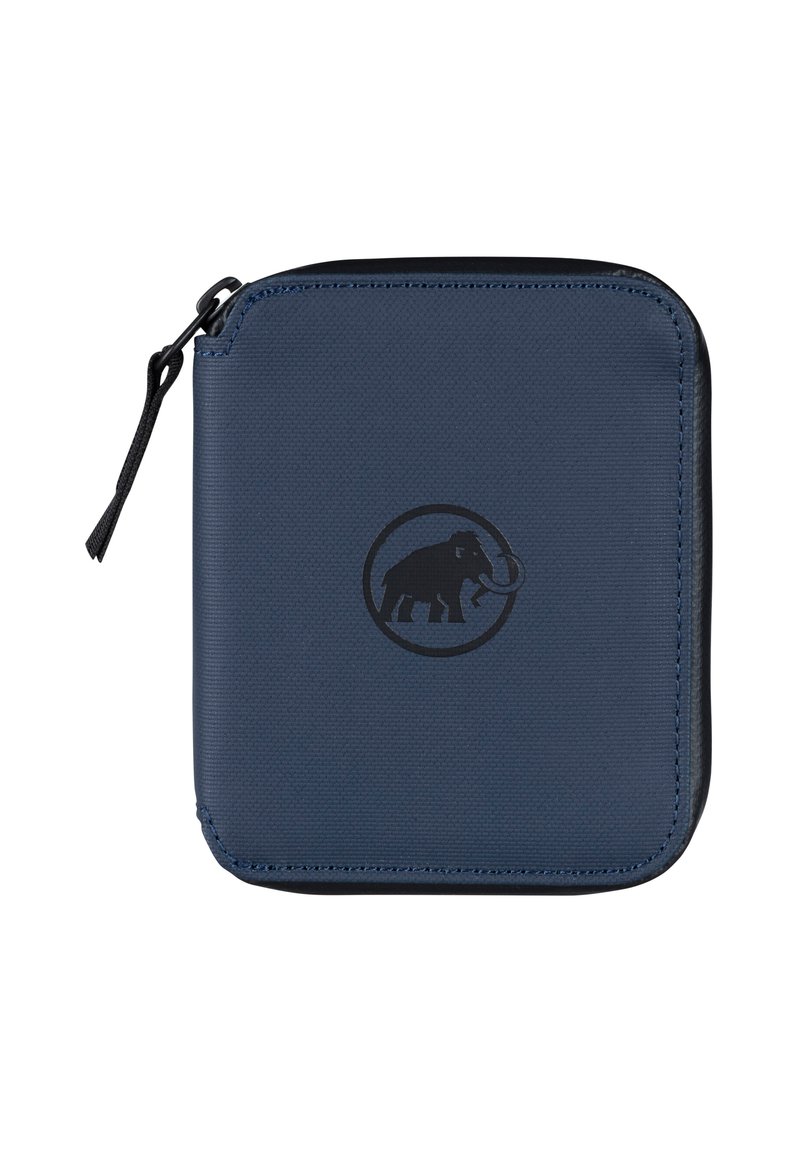 Marinblå zip-plånbok i strukturerad tyg med en svart elefantlogotyp i cirkulärt mönster. Svart kant och dragkedja.