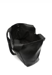 Sac fourre-tout en cuir noir avec une finition texturée, ouvert sur le dessus et doté de deux poignées. Intérieur doublé de tissu noir. Aucun autre poche visible.