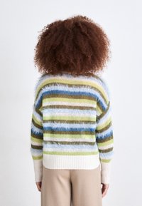 Suéter de rayas multicolores con textura peluda, predominando rayas verdes, azules y crema, con puños y dobladillo acanalados.