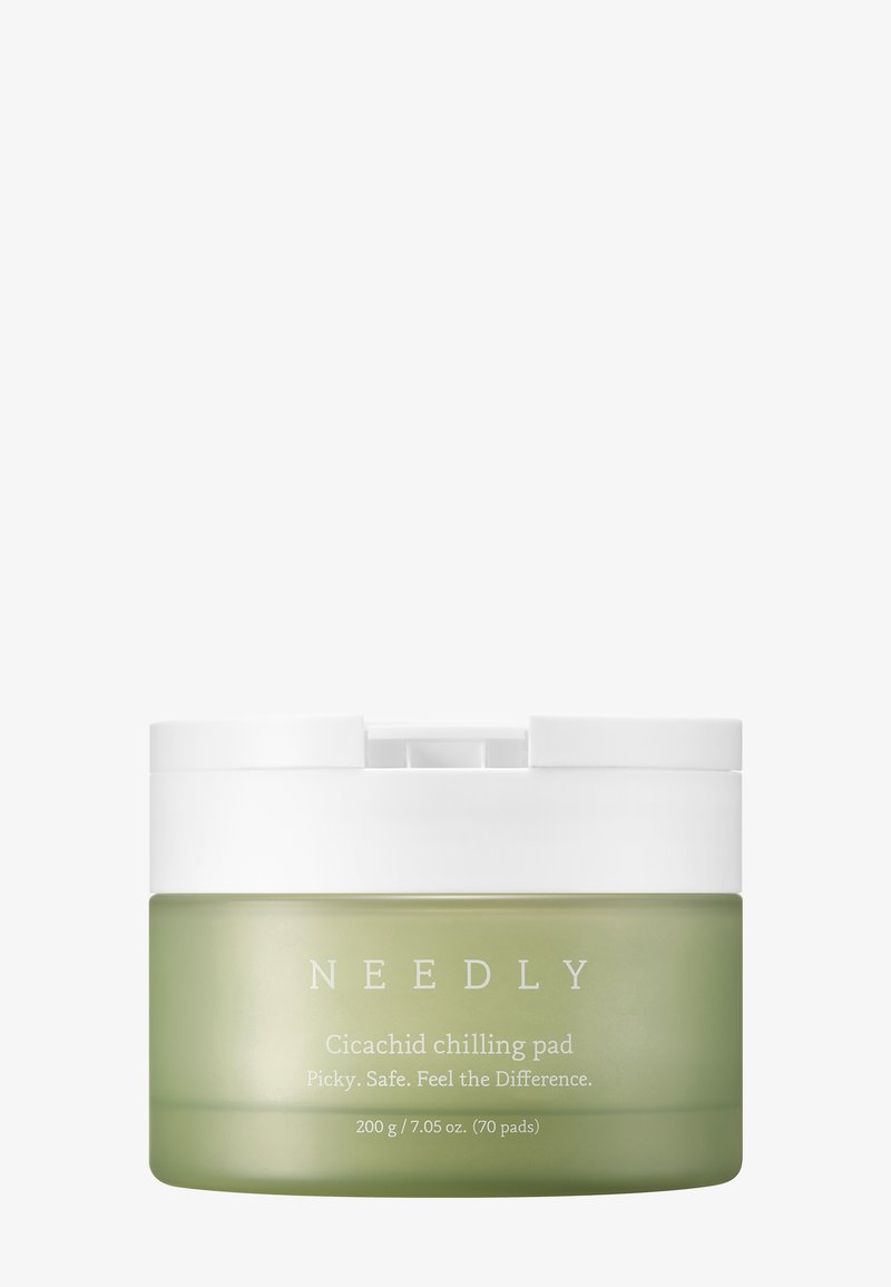 Vihreä sylinterimäinen säiliö, jossa on valkoinen kansi ja teksti "NEEDLY Cicachid Chilling Pad", sisältäen 70 alustaa, yhteensä 200 g. Sileä pinta.