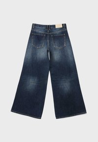 Široke temno modre jeans hlače z izbledelim videzom, ki imajo dve zadnji žep in oznako na pasu.