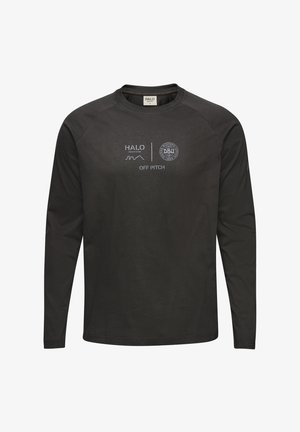 Czarna koszula z długim rękawem i okrągłym dekoltem. Posiada nadruki logo „HALO” i „DBU” oraz tekst „OFF PITCH” w kontrastującym białym kolorze. Miękka w dotyku.