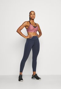 Under Armour INFINITY HIGH HEATHER BRA - Brassières de sport à maintien supérieur - red