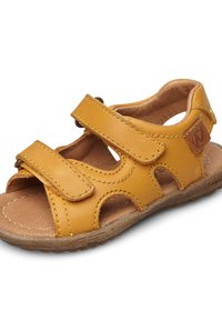 Žluté kožené sandály se dvěma suchými zipy, výřezovým designem, polstrovanou stélkou a strukturovanou gumovou podrážkou. Mají kontrastní prošívání.