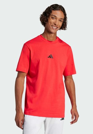 Rode katoenen T-shirt met korte mouwen, voorzien van een zwart Adidas-logo op de borst, ronde halslijn en standaard pasvorm.
