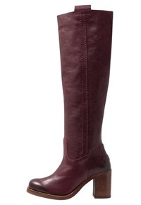 Knähöga bourgogne läderstövel med en slät finish, rund tå och en staplad klack. Har subtila sömmar längs skaftet.