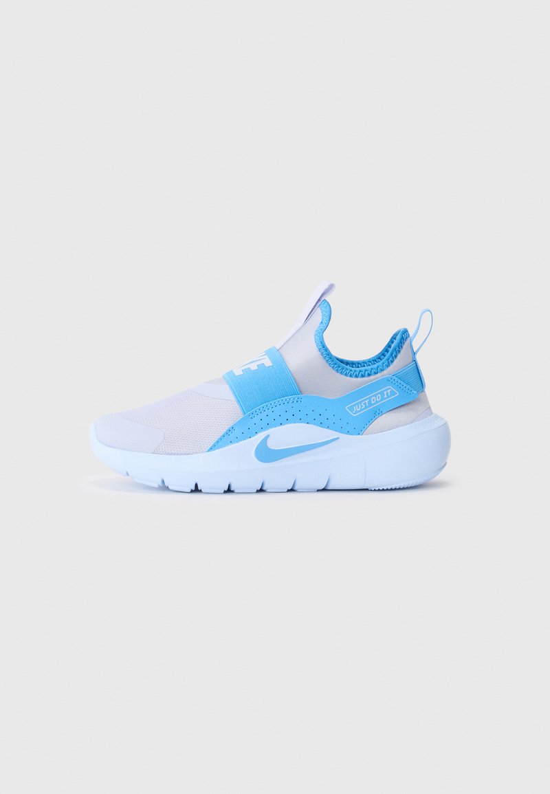 Białe i niebieskie trampki Nike na slip-on z elastycznym paskiem, siateczkową cholewką, grubą podeszwą oraz napisem "Just Do It" na tabliczce piętowej.