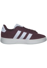 Burgundowe zamszowe sneakersy z białymi paskami po bokach, okrągłym noskiem i białą gumową podeszwą. Charakteryzują się sznurowanym designem i wyściełanym językiem.