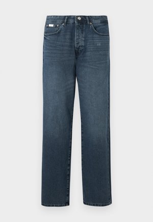 Jean en denim bleu foncé avec une coupe droite, cinq poches, passants de ceinture et fermeture à glissière. Texture lisse avec des détails de décoloration subtils.