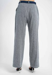 Szare, w kratę spodnie o szerokich nogawkach z wysokim stanem, z tkaną granatową paskiem, dwoma bocznymi kieszeniami i gładką fakturą.