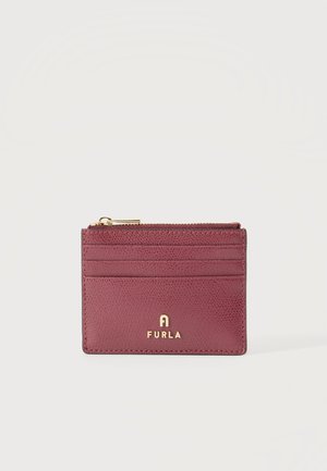 Bourgogne læderkortholder med fire korthuller, lynlåslomme og gyldent Furla-logo foran.