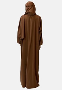 Brun, flödande abaya med en matchande hijab, med en slät textur och lös passform. Designen erbjuder full täckning från topp till tå.