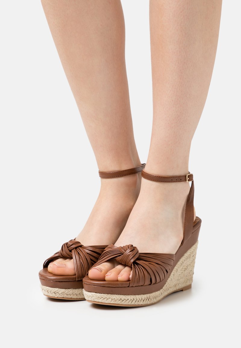 Damen Pumps | Divine Factory Plateausandalettecamel/cognac - UF13372 Damen Pumps | Divine Factory Plateausandalettecamel/cognac - UF13372