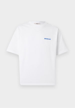 Hvid T-shirt med korte ærmer og rund halsudskæring med lille blåt "Replay Café"-tekst på venstre bryst.