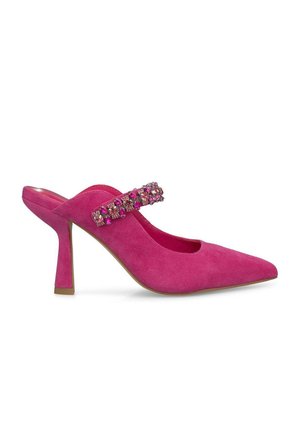 Scarpa slingback in suede rosa con punta affilata e cinturino decorativo che presenta decorazioni rosa e trasparenti. Il tacco sottile aggiunge altezza.