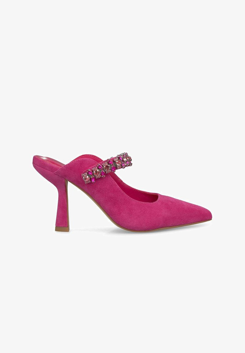 Scarpa slingback in suede rosa con punta affilata e cinturino decorativo che presenta decorazioni rosa e trasparenti. Il tacco sottile aggiunge altezza.