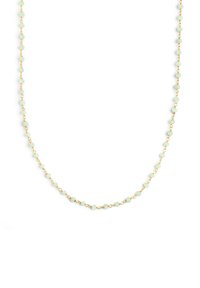 Collana in oro con perline verde chiaro distribuite uniformemente, caratterizzata da un design delicato e uniforme. Le perline rotonde hanno una consistenza liscia.