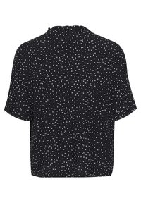 Blusa nera a pois con maniche corte, colletto con volant e vestibilità ampia. Il tessuto sembra leggero e ha una consistenza morbida.