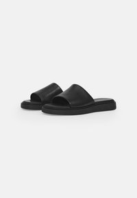 Zwarte leren slide sandalen met een open teen ontwerp, platte rubberen zool en een gladde textuur. Minimalistische vorm zonder zichtbare versieringen.
