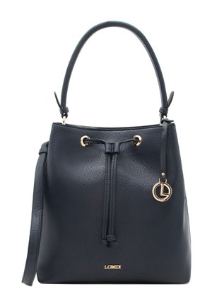 Schwarze strukturiert Leder-Beuteltasche mit Tragegriff, Kordelzugverschluss, goldener Logo-Plakette und rundem goldfarbenem Anhänger am Seitengurt.