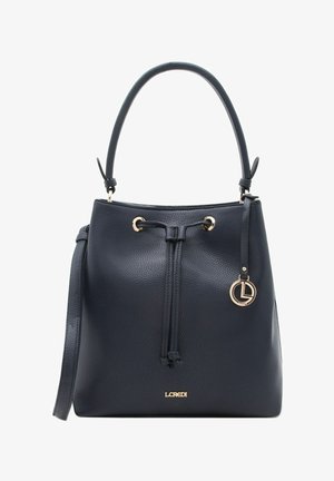 Bolso tipo cubo de cuero negro texturizado con asa superior, cierre de cordón, placa de logo dorada y encanto redondo dorado en la correa lateral.