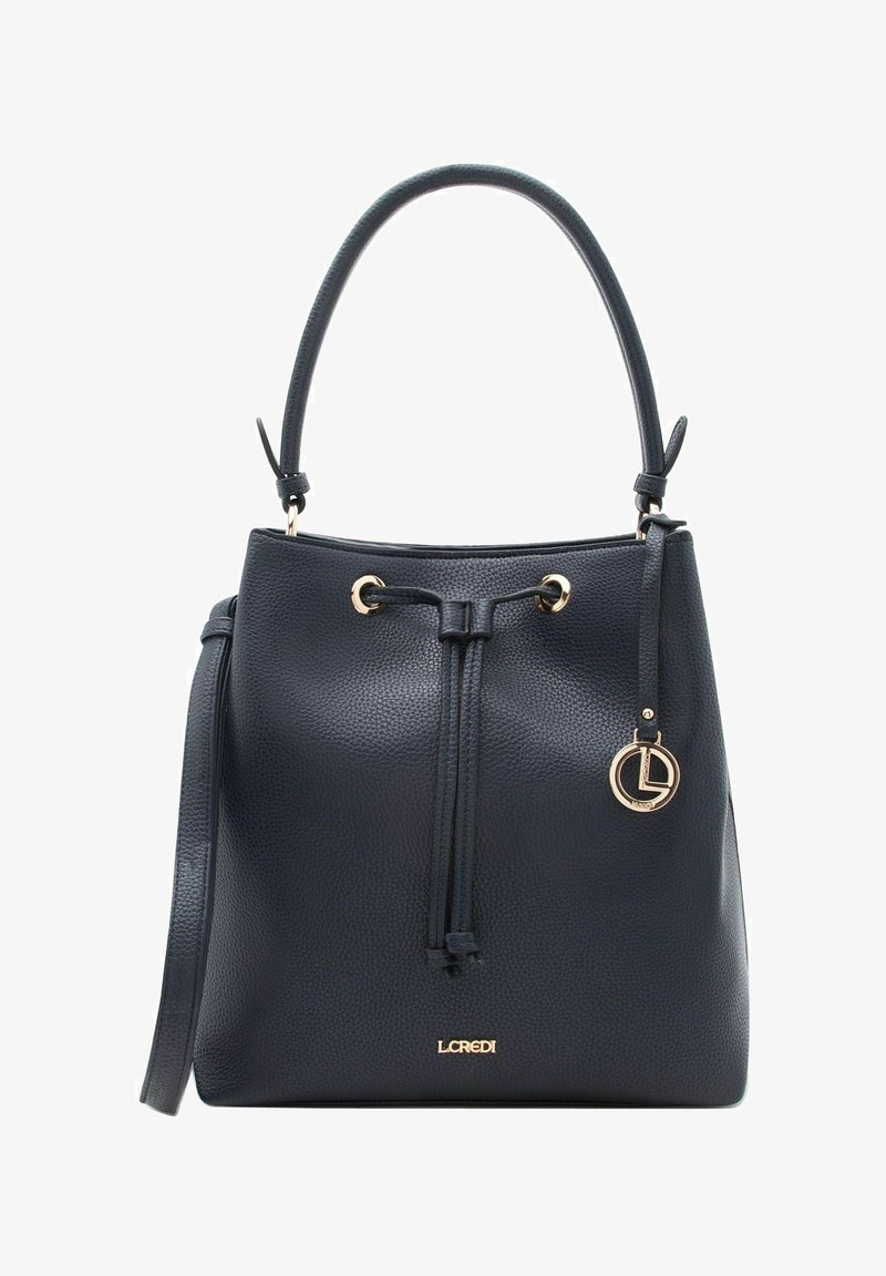 Zwarte leren bucketbag met textuur, voorzien van een handvat aan de bovenkant, een trekkoordsluiting, een gouden logo plaatje en een ronde gouden hanger aan het zijriempje.