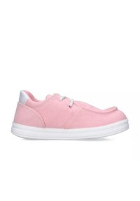 Sneaker in tela rosa con punta rotonda, suola in gomma bianca e design con lacci. Presenta cuciture laterali e una texture morbida.