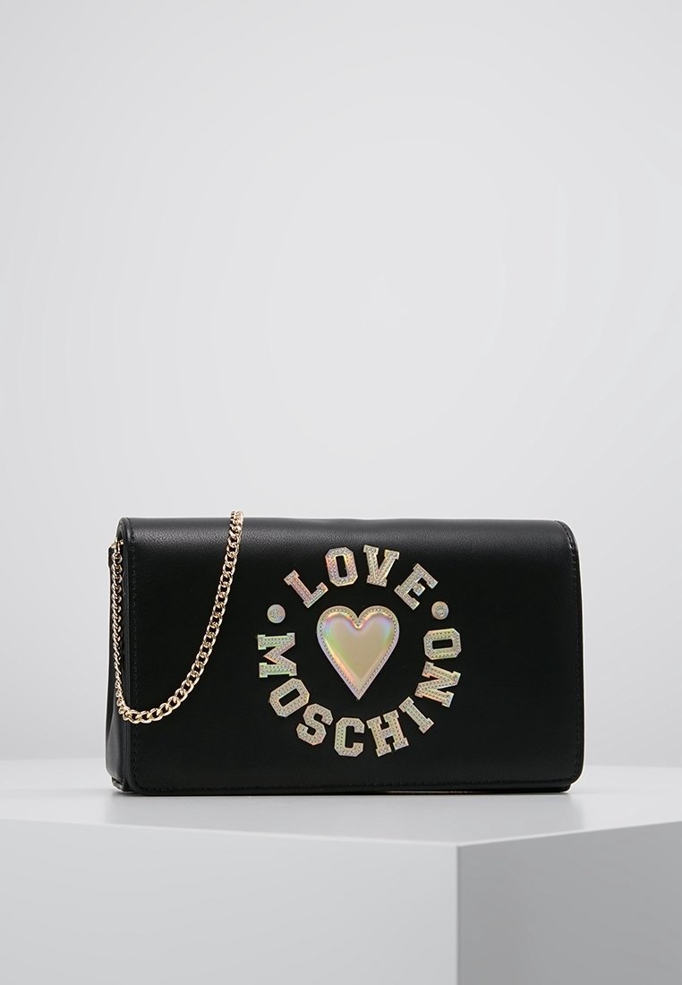 Svart läderhandväska med guldkedjesläp, med "LOVE MOSCHINO" logotyp och ett hjärtdesign i iriserande material på framsidan.